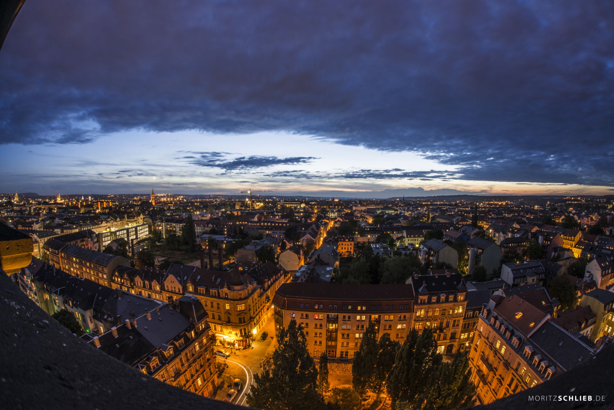 Blick nach Westen und auf den Vorplatz.