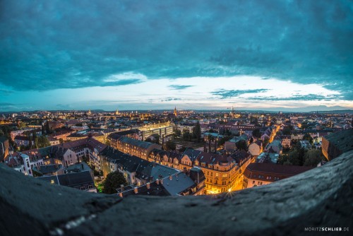 Blick nach Süd-Osten, unten das Café Lloyd, im Hintergrund die Altstadt