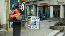 Warnweste am Kästner-Denkmal an der Alaunstraße