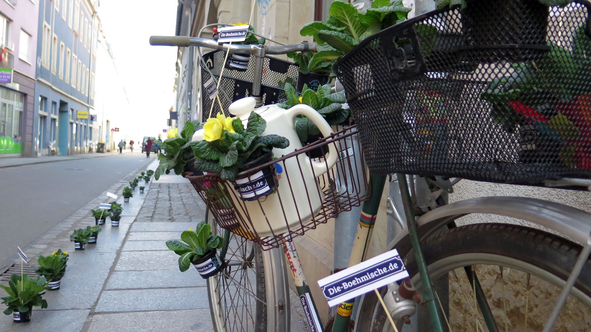 Fahrrad mit Blümchen und Blümchenkaffee