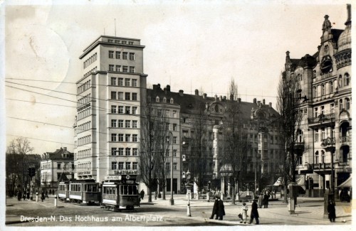Das Hochhaus am Albertplatz kurz nach seiner Errichtung.