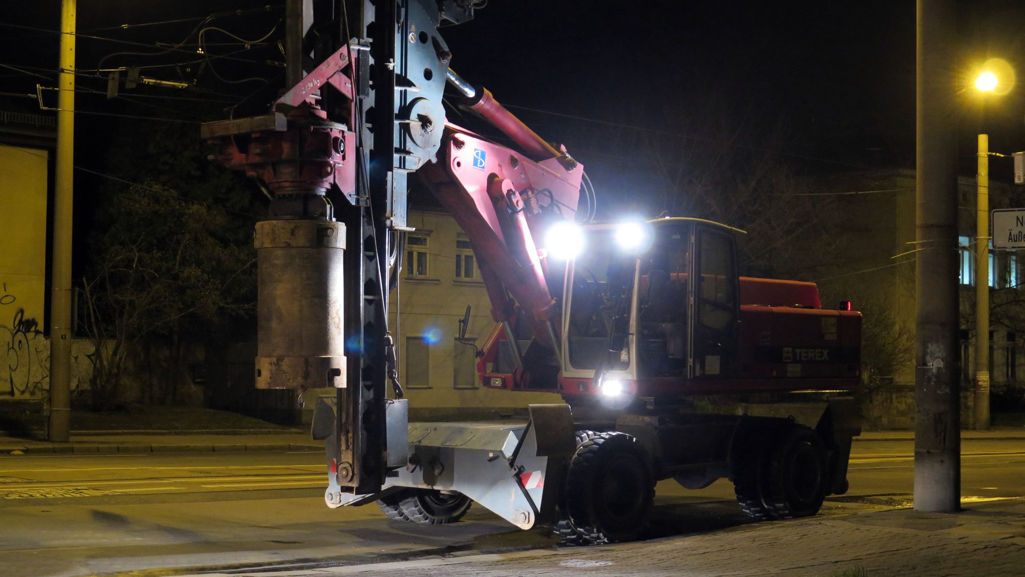 Schon in der Nacht rollten schwere Bagger auf der Königsbrücker Straße an.