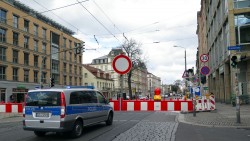 Baustart - Königsbrücker Straße gesperrt Um die Sperrung wirksam durchzusetzen, wird der Abschnitt von der Polizei überwacht.