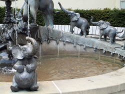 Eli-Spaß und Brunnennass: der Sarrasanibrunnen