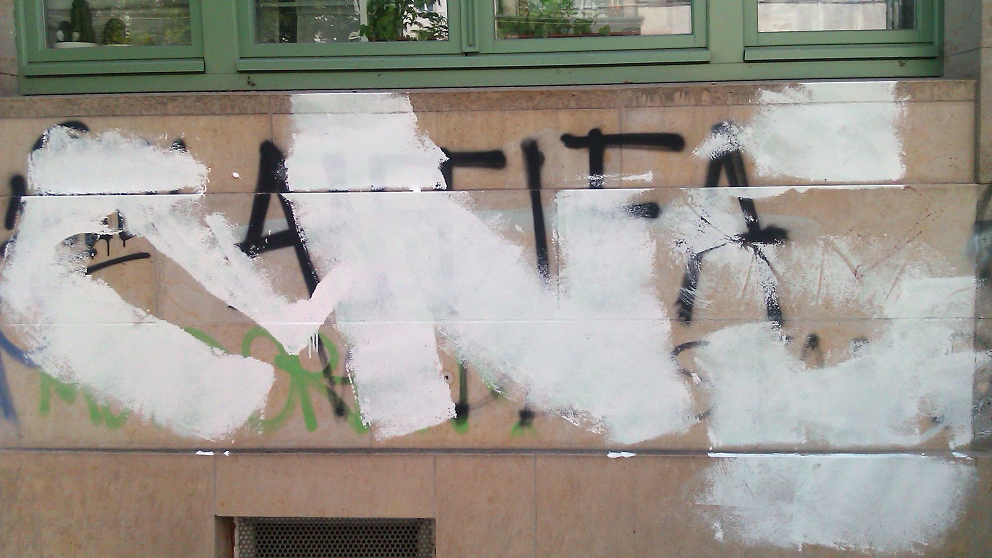 CNS-Schriftzug über Antifa-Graffiti