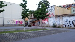 Der Pinkel-Platz an der Böhmischen Straße.