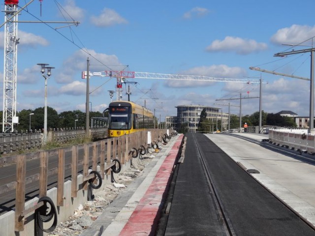 Das neue Gleis auf der Albertbrücke ist schon asphaltiert. Foto: Winfried Schenk, www.menschen-in-dresden.de