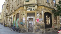 Das Haus an der Ecke zur Rudolfstraße hat alles gut im Blick.