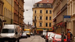 Görlitzer Straße mit Ampel und schiefer Ecke