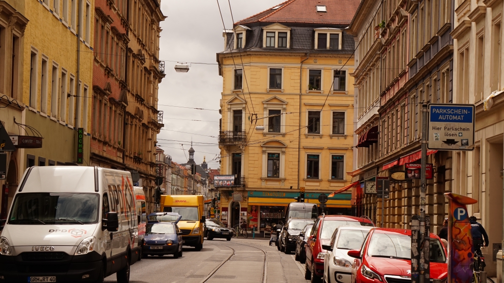 Görlitzer Straße mit Ampel und schiefer Ecke