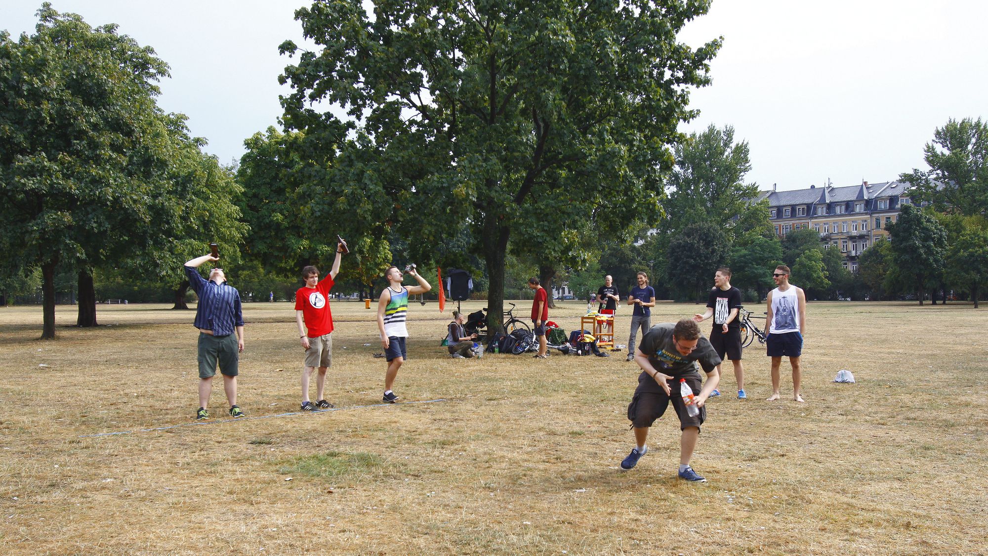 Trinken und werfen: Flunkyball-Turnier auf dem Alaunplatz. Foto: Youssef Safwan