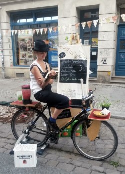 Nach unten treten, aber oben grade bleiben: Smoothie-Treten beim Hechtfest.