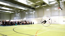 Alexander Wolf im Cyr-Wheel, dem halben Rhönrad. Foto: Youssef Safwan