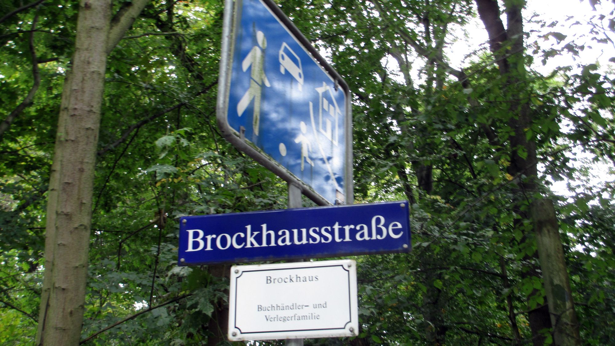 Die Brockhausstraße führt von der Bautzner Straße an der Saloppe vorbei hinunter an die Elbe zum Körnerweg