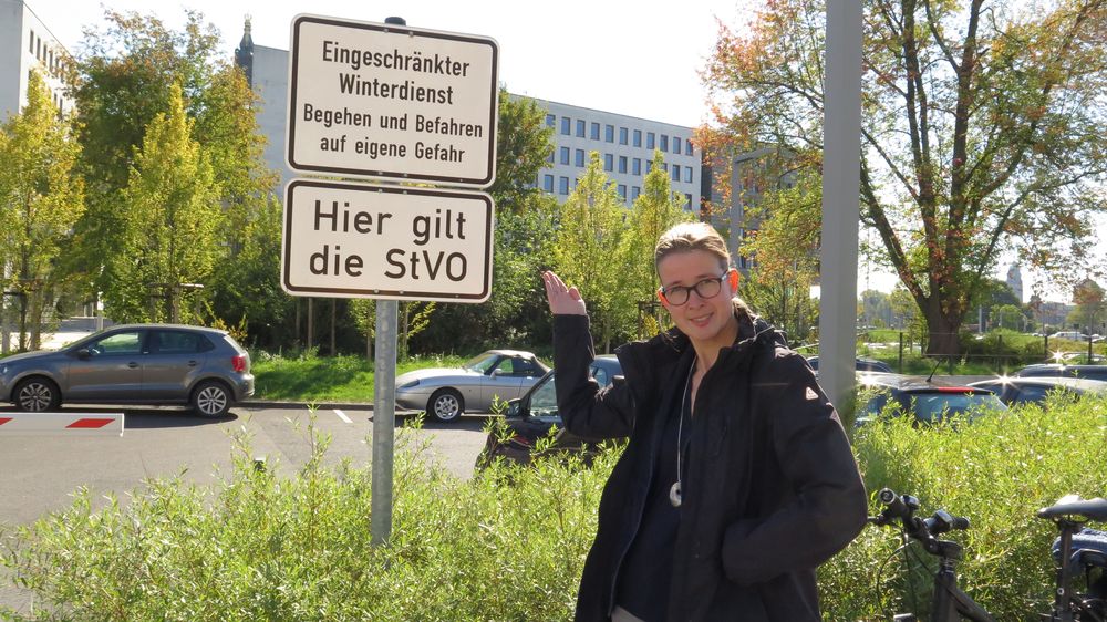 Benita Horst am ParkplatzBenita Horst am Parkplatz