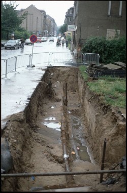 Was ist nicht alles in dieses Loch auf der Alaunstraße gefallen. Foto: Lange