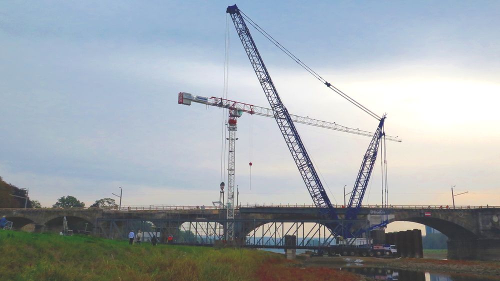 Behlfsbrücken-Demontage an der Albertbrücke