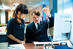 Hitler lässt sich das Internetz von der Assistentin erklären.