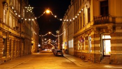 Die Förstereistraße hat sich extra mit ein paar Lichterketten geschmückt. Foto: Youssef Safwan