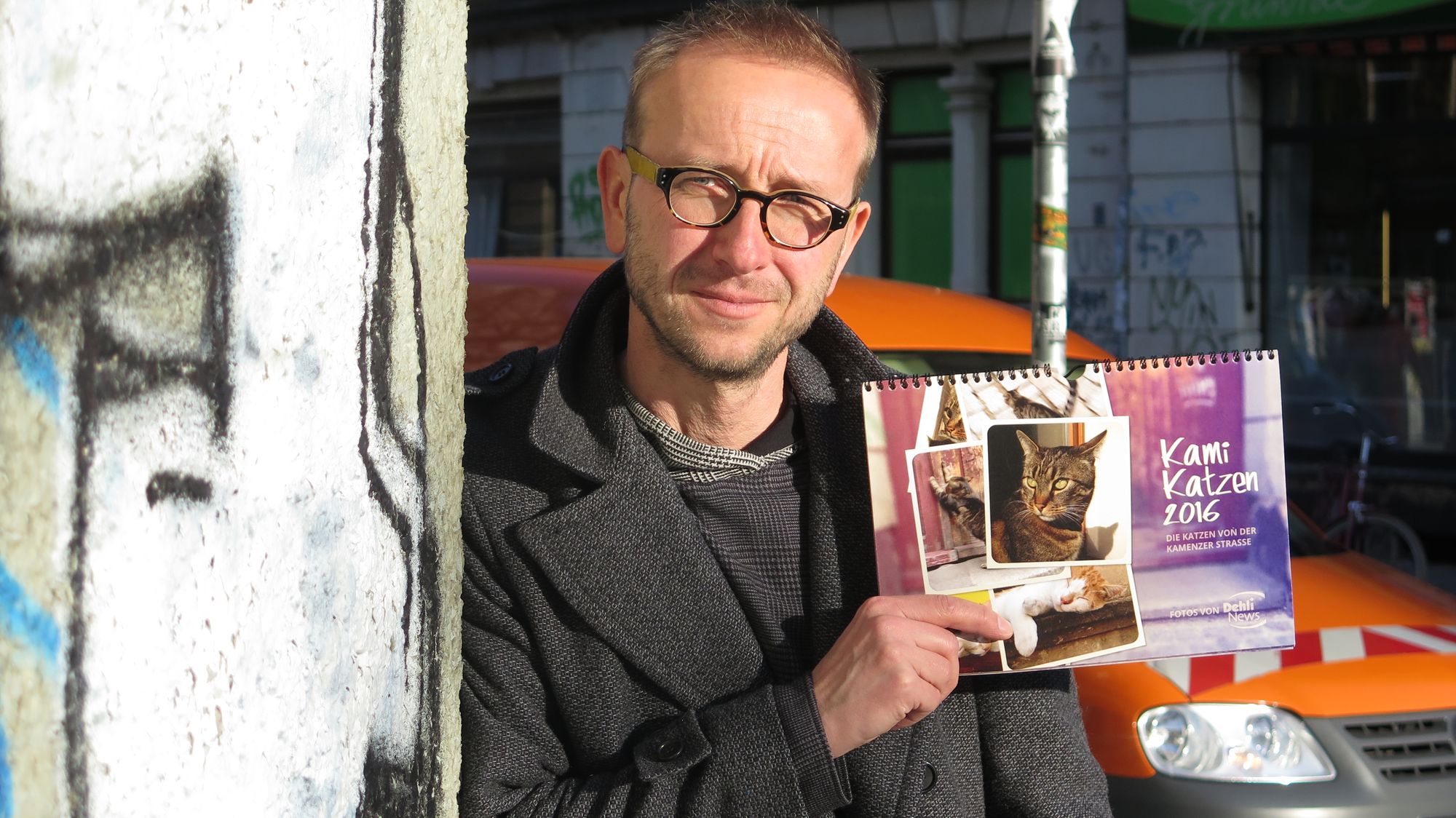 Fotograf Dehlis mit Katzenkalender