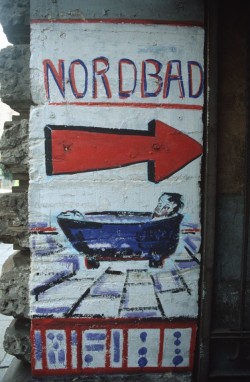 Eingang zum Nordbad in den frühen 1990ern. Foto: Lothar Lange