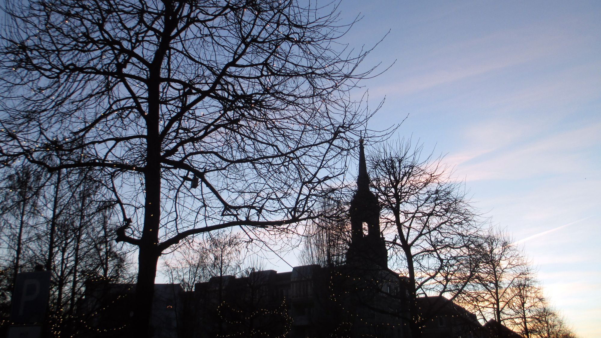 Abendlicher Blick auf die Dreikönigskirche.