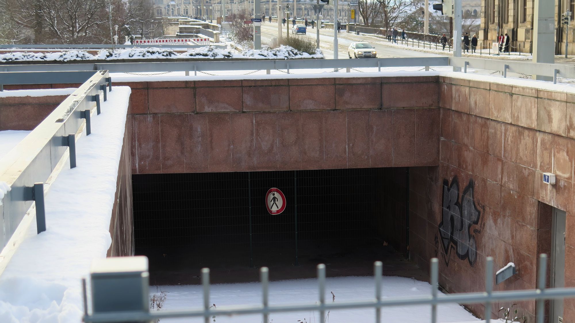 Bleibt gesperrt und wird zugeschüttet - Tunnel am Neustädter Markt