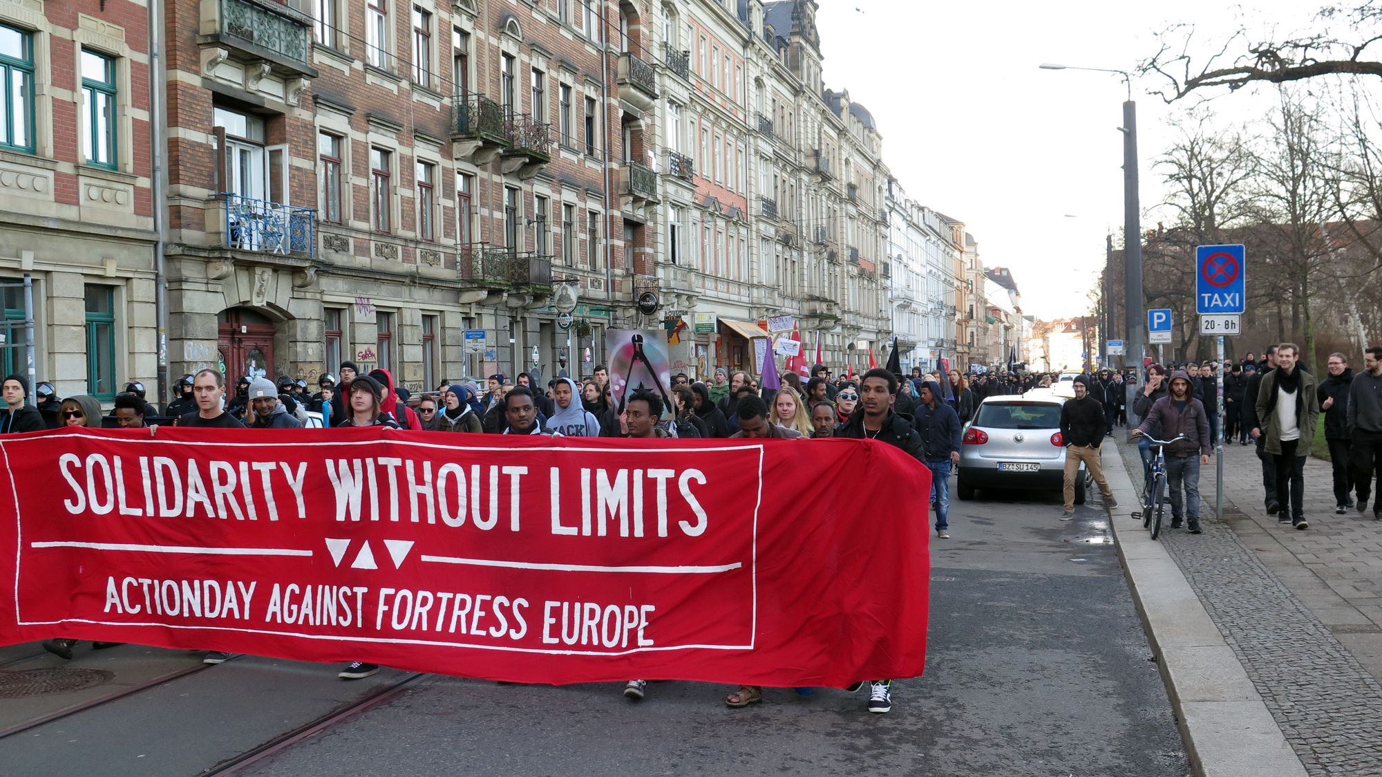 Kurz nach 15 Uhr erreichte die Nopegida-Demo den Alaunplatz