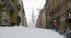 Die Garnisonkirche hüllt sich in Schneetreiben.