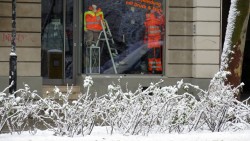 Jeans Geißler könnte ja mal wieder Winterklamotten ins Schaufenster rücken.