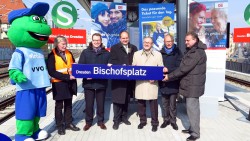 Das obligatorische Gruppenbild mit Bahnverantwortlichen und Politikern.