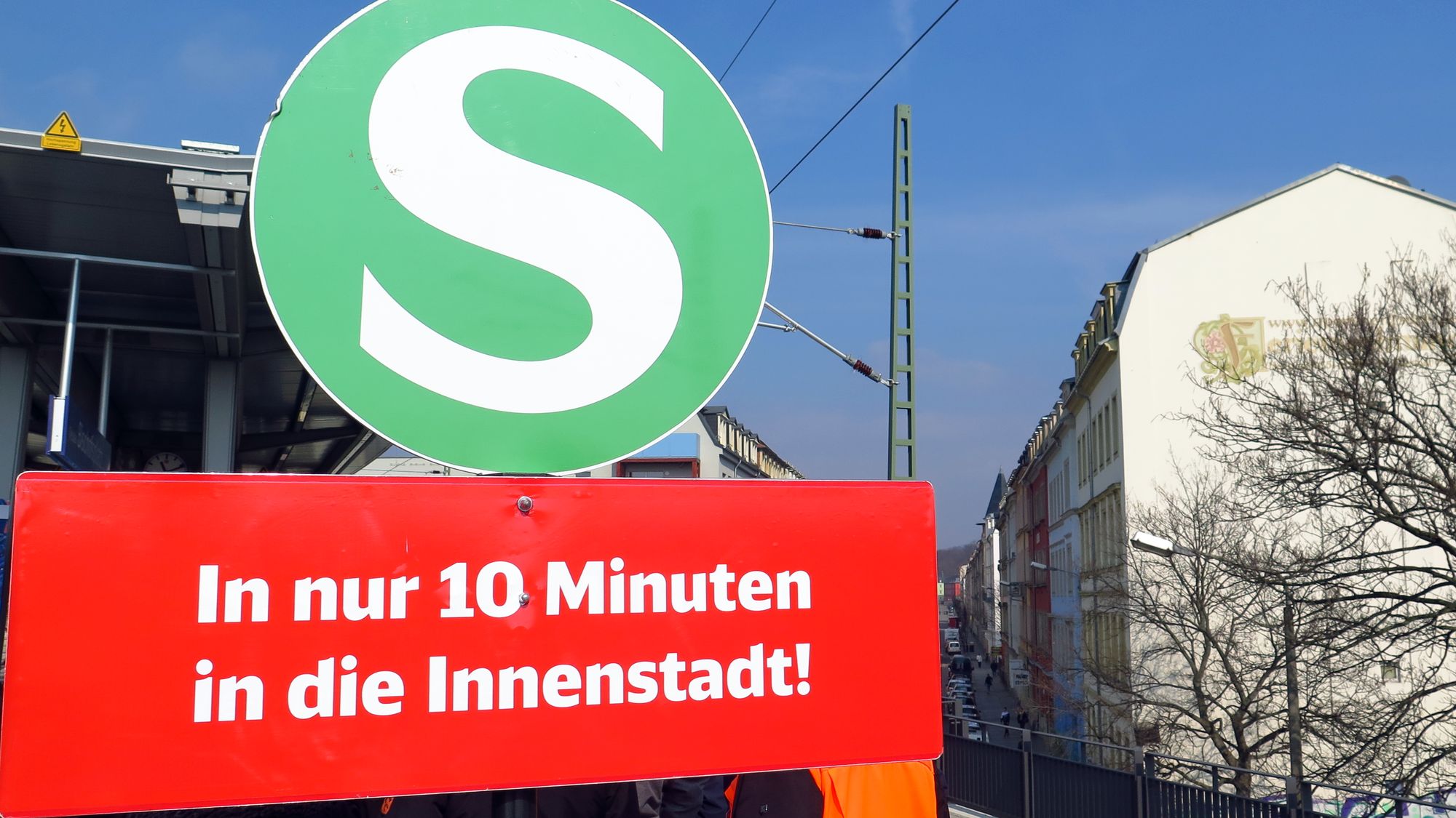 Bis zum Hauptbahnhof in 10 Minuten, bis Meißen 26, bis Schöne ne knappe Stunde.