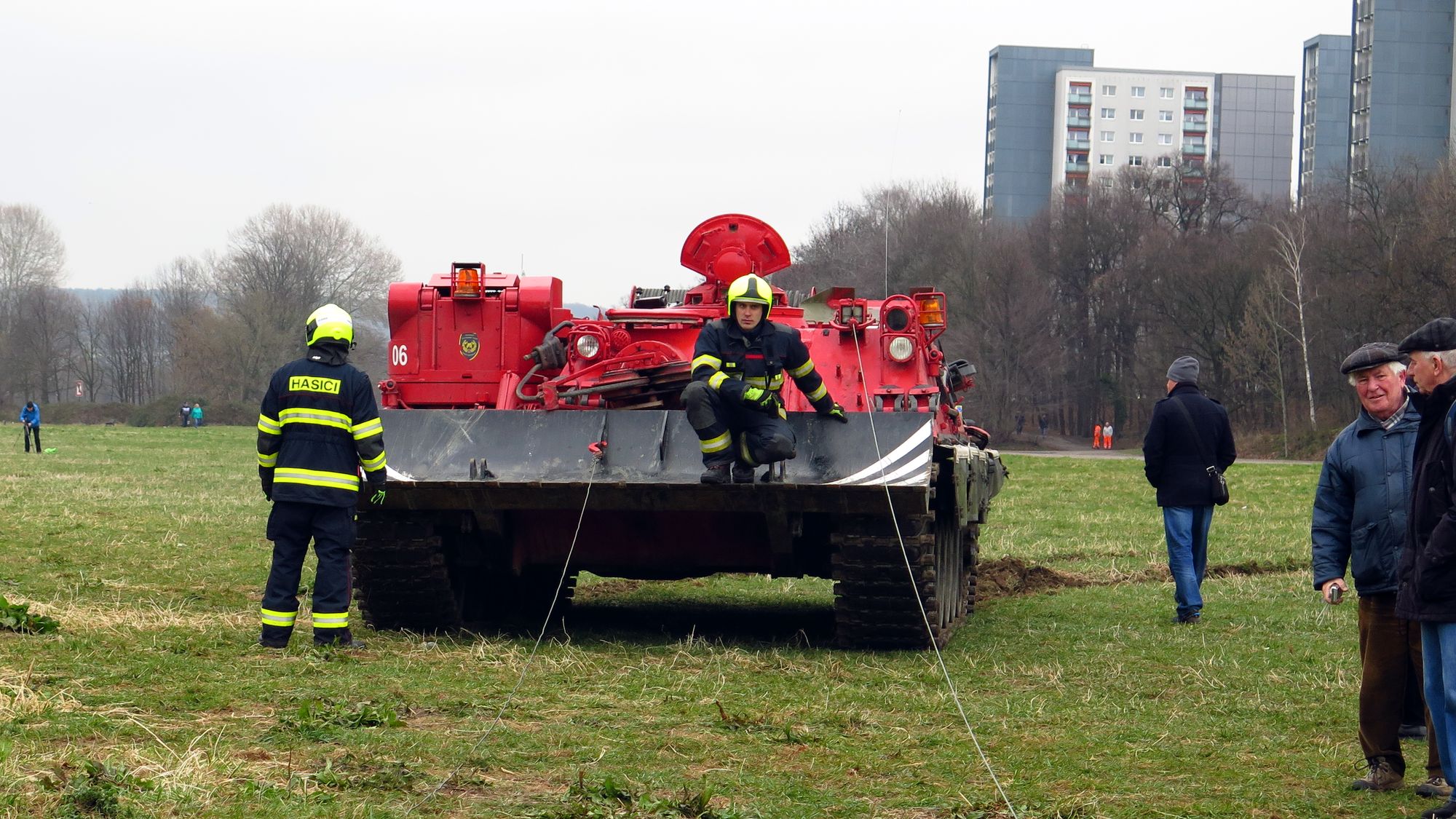 Tschechischer Bergepanzer am Elbufer