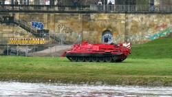 Auch auf der Neustädter Seite steht ein solch roter Bergepanzer der tschechischen Feuerwehr.