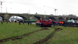 Zwei schwere Kettenfahrzeuge sollen die "Albis" wieder gerade ziehen.