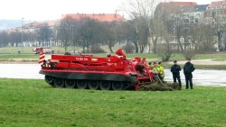 Der Panzer des sowjetischen Typs T 72-B hatte sich am Elbufer eingegraben. Mit einer Winde wurde die Albis gezogen.