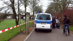 Das Ordnungsamt sperrte den Radweg am Rosengarten ab.