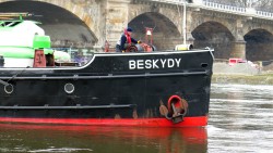 Der Schlepper Beskydy zieht auf der Elbe