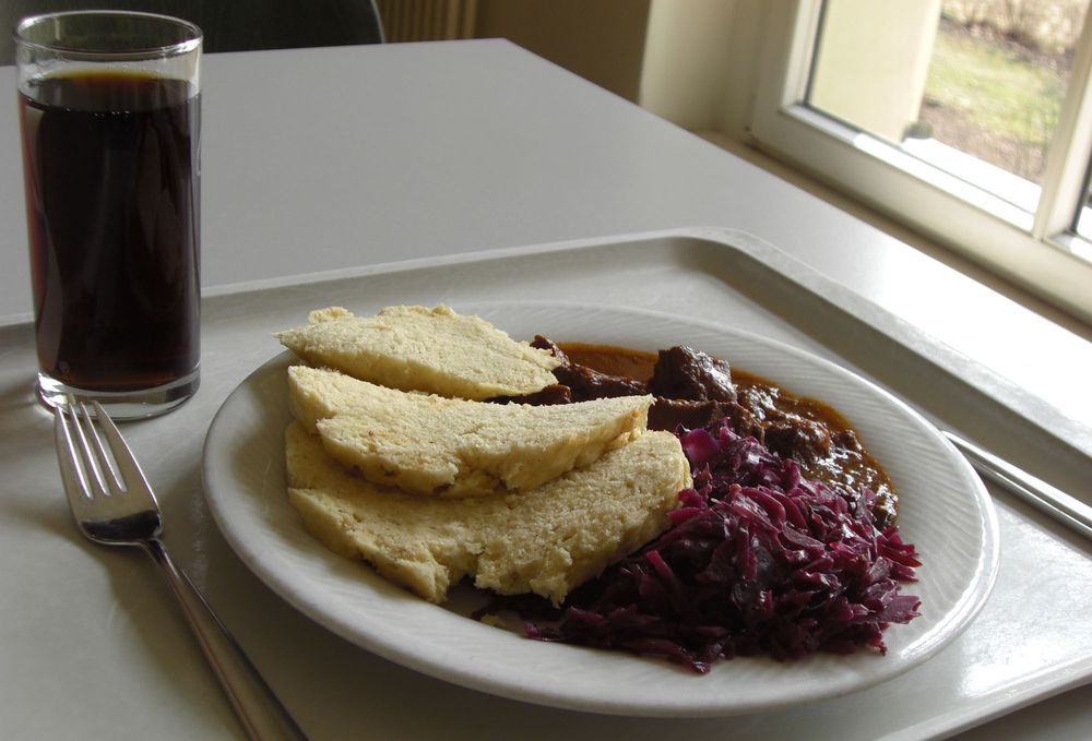 Gulasch mit Rotkohl und Cola für 5,50 Euro.