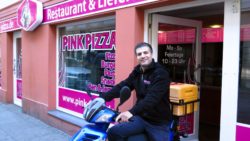Metin Arslan auf dem Pink-Pizza-Roller.