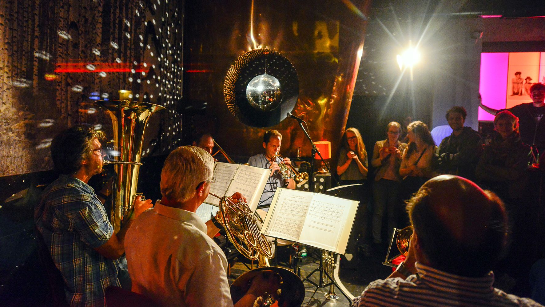 Im Bon Voyage: Philharmonic Brass Dresden, Mathias Schutzler (Trompete), Erich Markwart (Horn), Olaf Krumpfer (Posaune), Jens-Peter Erbe (Tuba), Tobias Willner (Trompete) (von rechts unten im Halbkreis nach oben) - Foto: Matthias Creutziger