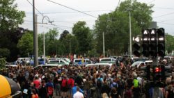Pegida-Anhänger treffen auf Gegendemonstranten am Alberplatz