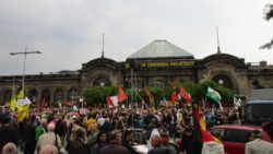 Pegida-Anhänger am Schlesischen Platz (Bahnhof Neustadt)