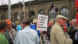 Pegida-Anhänger am Schlesischen Platz (Bahnhof Neustadt)