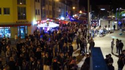 Voll aber nicht zu voll, die Alaunstraße vor der Scheune