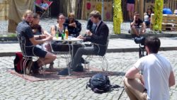 Straßen Talkshow zum Thema Geriatrifizierung der Neustadt