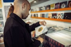 Der kanadische DJ WaxFiend stöbert im Fenders-Angebot. Foto: Fokke Hassel