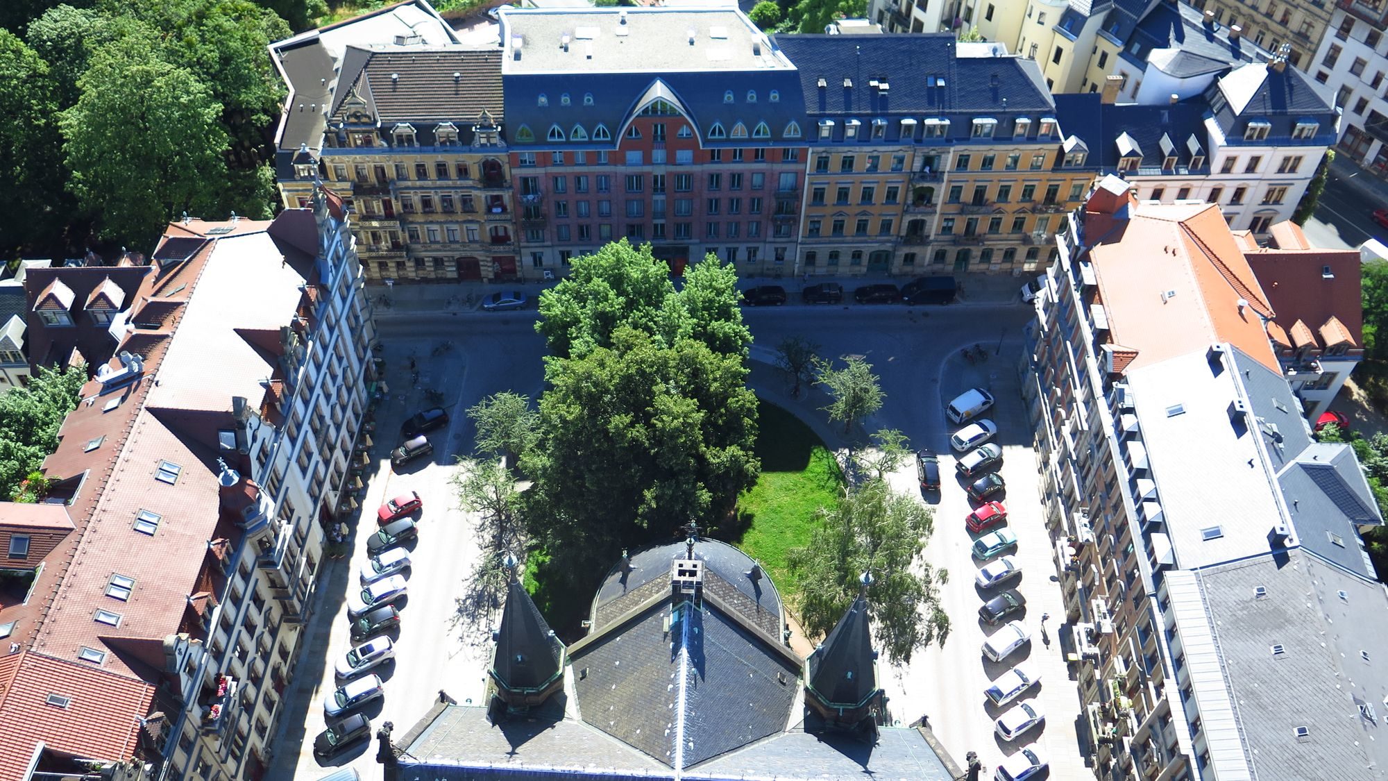 Von oben sehen die Kirche und der angrenzende Platz echt winzig aus.