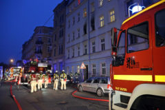 Sachsen / Dresden: Sachsen / Dresden: Am 25.07.2016 kam es gegen 4.15 Uhr zu einem Wohnungsbrand auf der Louisenstra§e. Bei Ankunft der Berufsfeuerwehr (Wachen Albertstadt und Altstadt) brannte ein Sofa in der Wohnung in der 2. Etage. Ein Bewohner wurden durch die Feuerwehr ins Freie gebracht und durch den Rettungsdienst untersucht. er wurde spter als unverletzt "entlassen". Die Bewohner der Wohnung hatten das Feuer noch rechtzeitig bemerkt und das Haus bereits verlassen. Mit einem Strahlrohr lschte die Feuerwehr das brennende Mbelstck. Whrend die Wohnung zunchst unbewohnbar sein drfte, konnten die anderen Mieter nach Ende der Lscharbeiten in ihre Wohnungen zurckkehren. Die Polizei hat ihre Ermittlungen zur Brandursache aufgenommen.