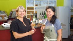 Mayra Castillo und Anne Alvero mischen die Weinpinte auf.